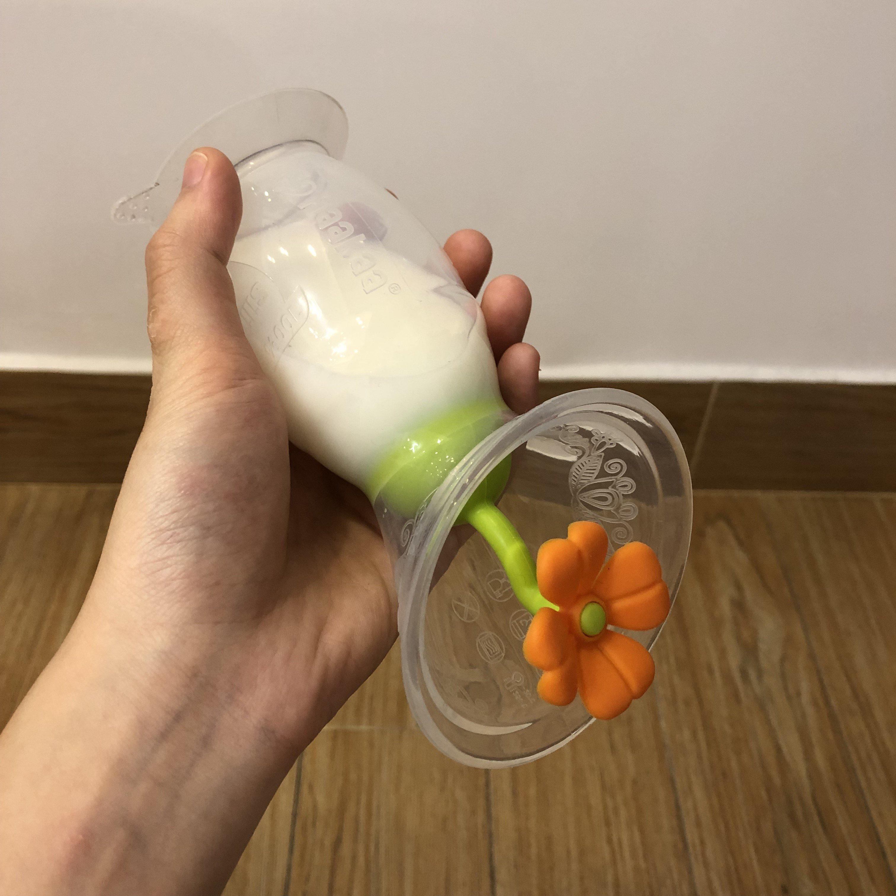 haakaa-generation-2-silikon-milchpumpe-150-ml-mit-blumen-stopper-geschenkset-aus image 3